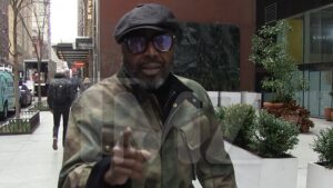 Read more about the article Donnell Rawlings Defends Shannon Sharpe Over Viral Walk, Impersonates Too