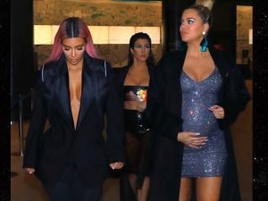 Read more about the article Kim, Khloe and Kourtney Kardashian Do Tokyo in Serious Style