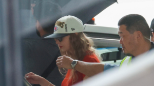 Read more about the article Taylor Swift Wears Chiefs Swag, Travis Kelce Bracelet During Australia Travels