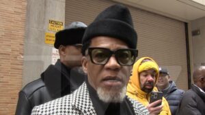 Read more about the article D.L. Hughley Stands by Mo'Nique Comments, Not Looking to Reconcile