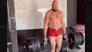 Read more about the article Eagles Star Lane Johnson Shows Off Insane Strength, 705 Lb. Farmer Walk!