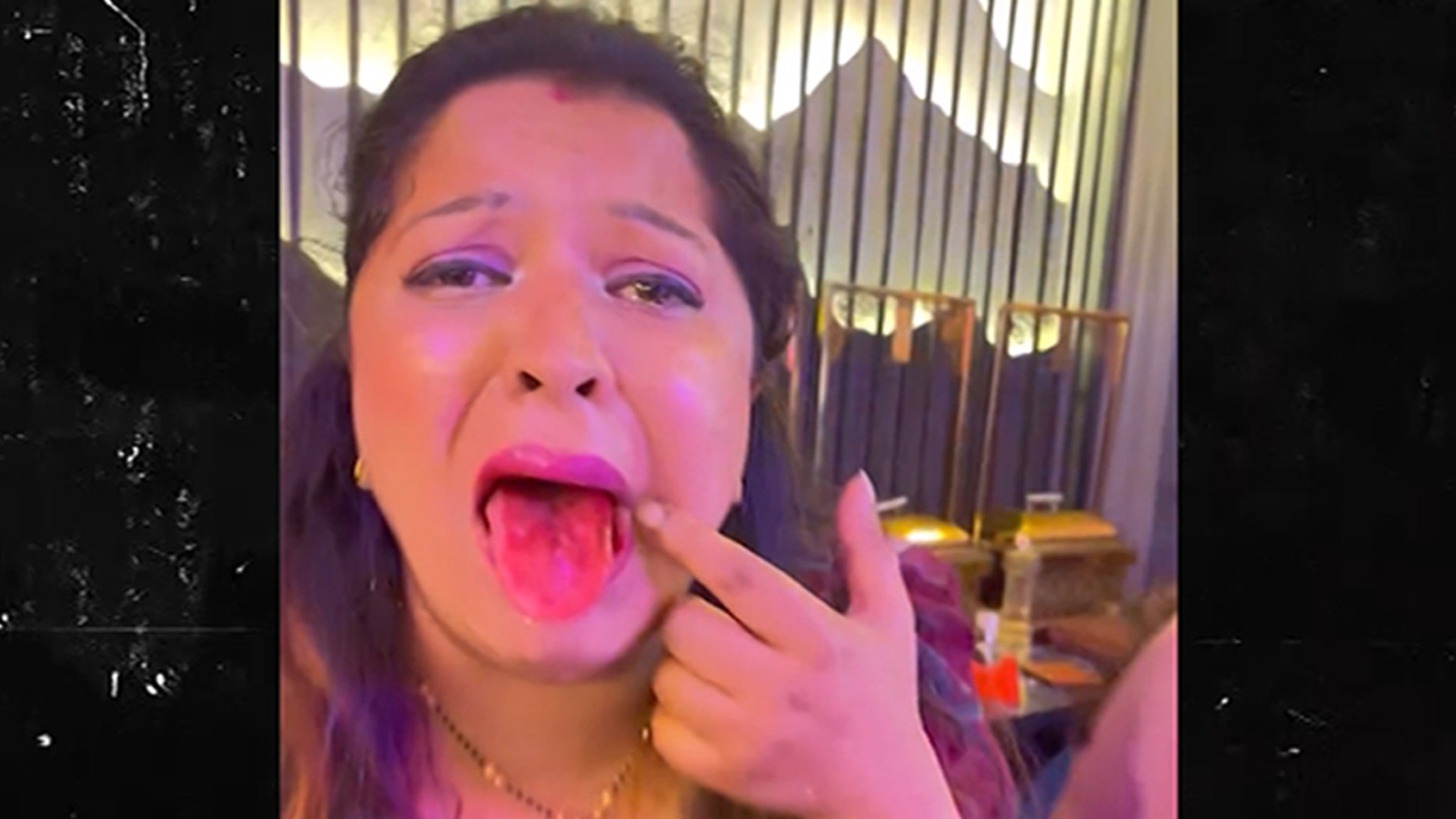 You are currently viewing India Restaurant Guests Vomit Blood, Mistakenly Served Dry Ice