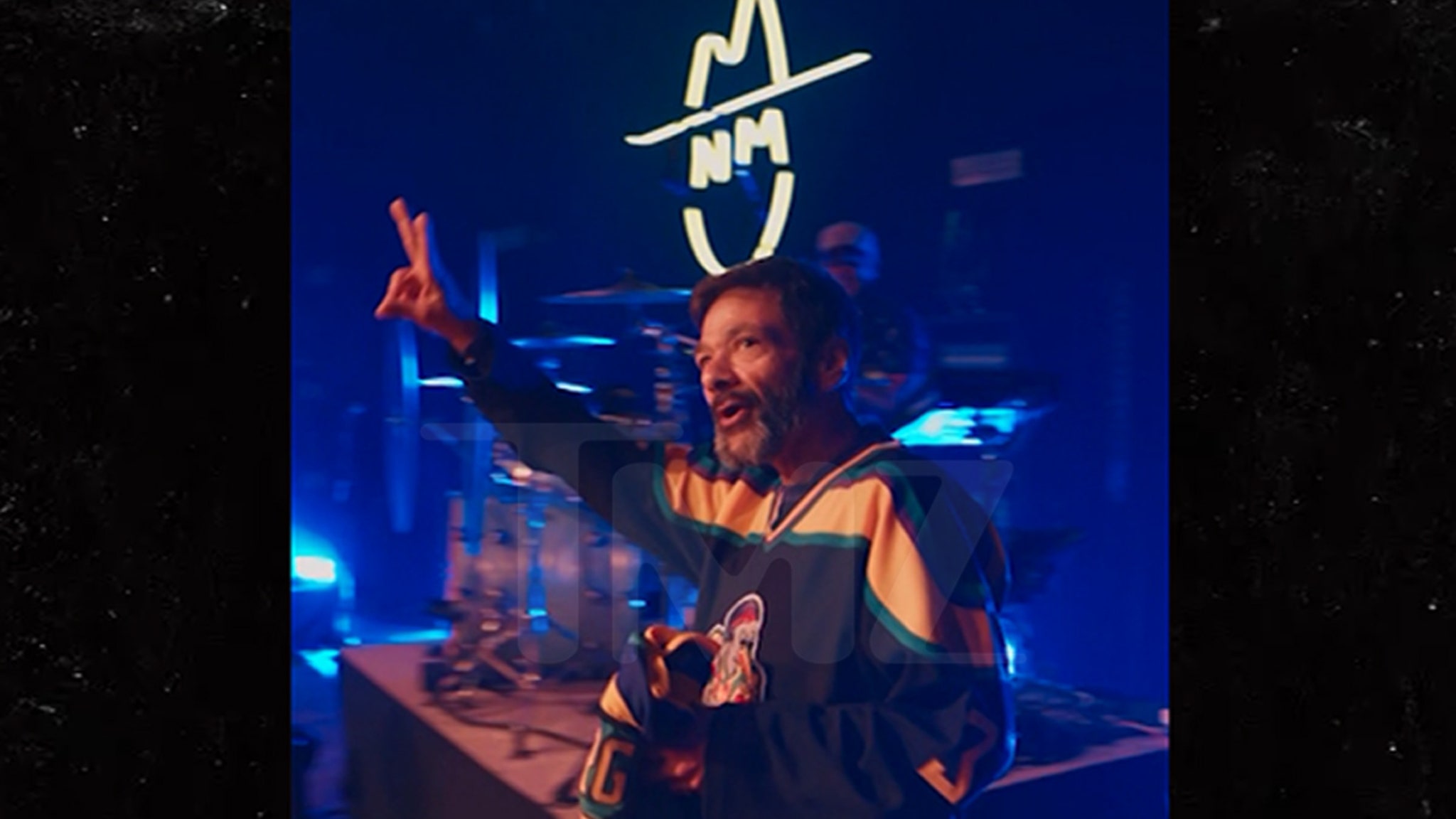 You are currently viewing 'Mighty Ducks' Star Shaun Weiss Leads 'Quack' Chant at Concert