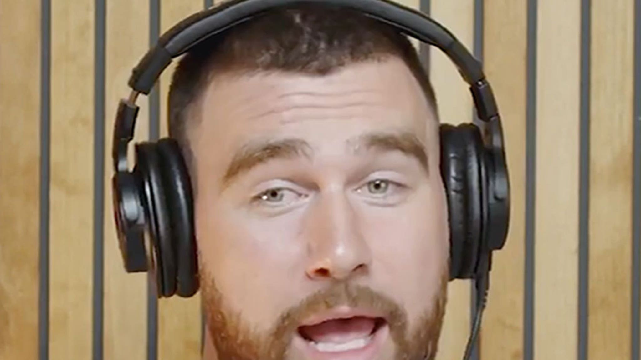 You are currently viewing Travis Kelce Croons Taylor Swift's 'Bad Blood' During Kenny Pickett Discussion