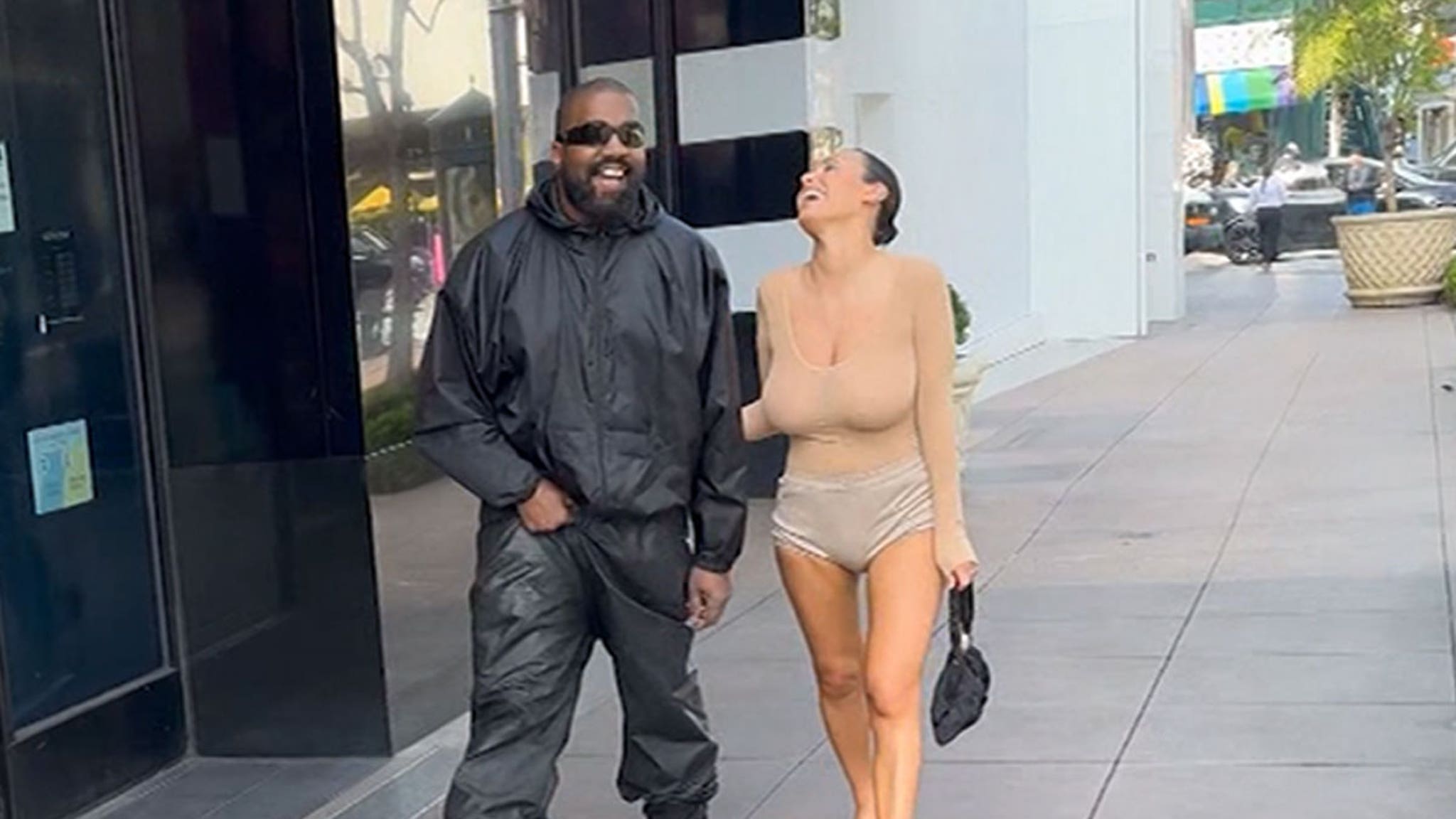 You are currently viewing Kanye West almuerza con Bianca Censori casi desnuda en Cheesecake Factory