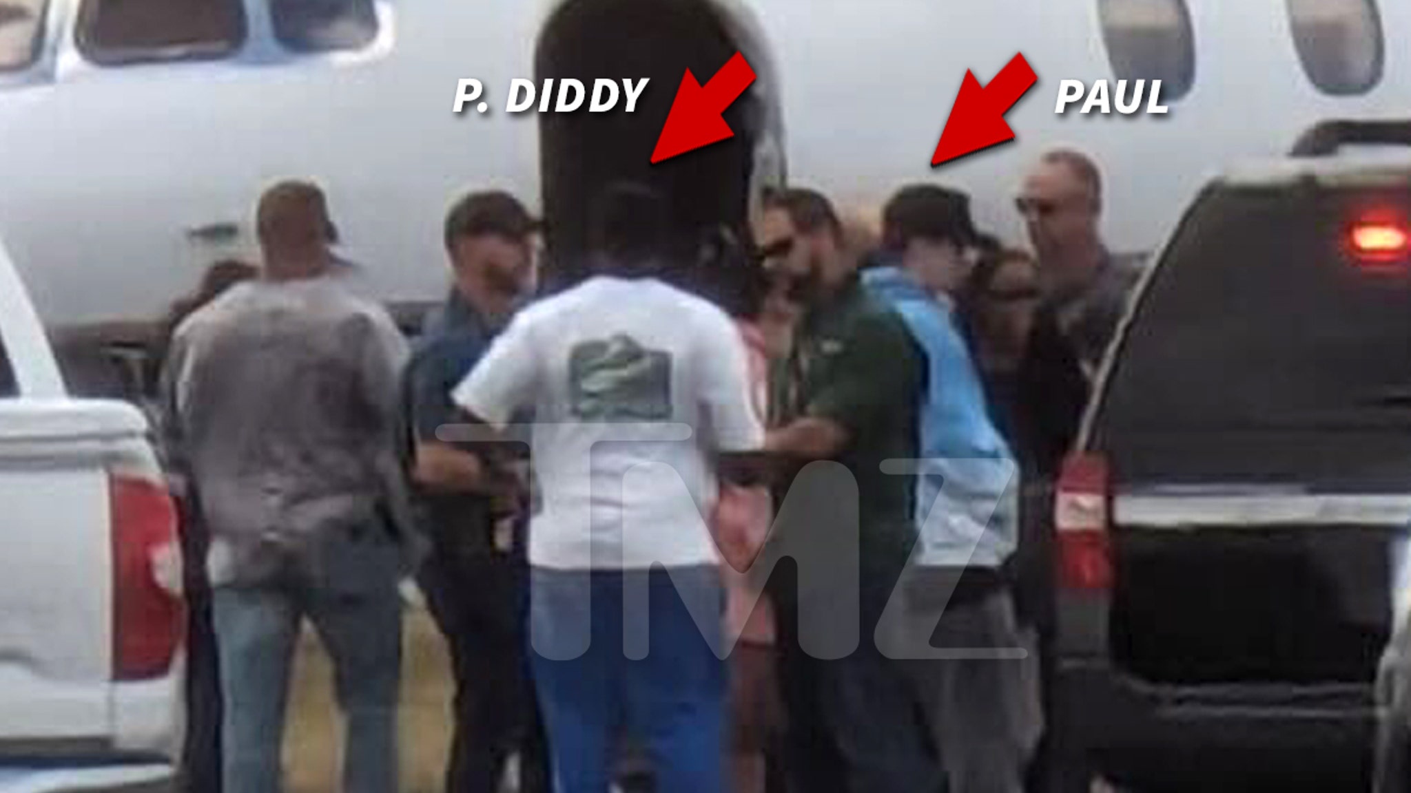 You are currently viewing Diddy Seen Talking with Federal Agents at Airport as Associate is Arrested