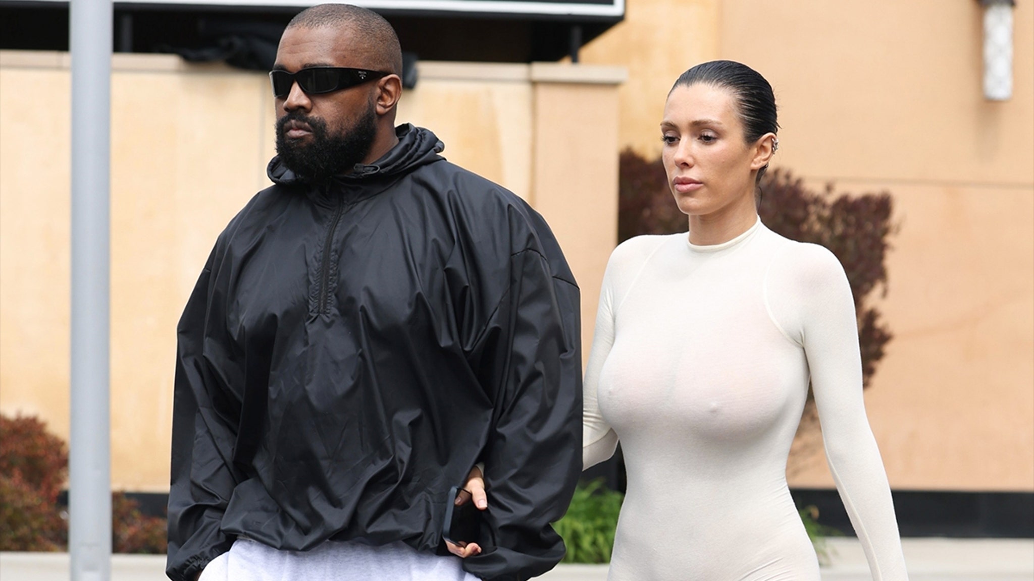 You are currently viewing Bianca Censori in Revealing Outfit with Kanye West at Cheesecake Factory