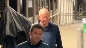 Read more about the article New Angle Shows Taylor Swift's Dad During Alleged Paparazzi Incident