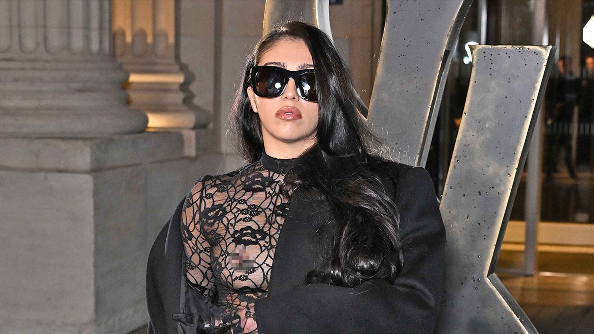 You are currently viewing Lourdes Leon, la hija de Madonna, va sin sujetador en la Semana de la Moda de París