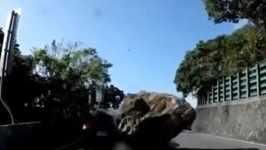 Read more about the article Video Shows Massive Boulders Crushing Cars After Taiwan Earthquake