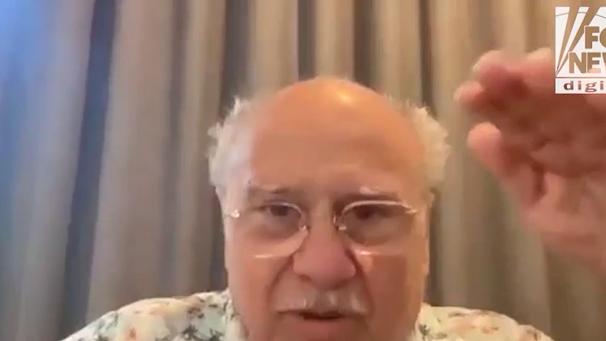 You are currently viewing Danny DeVito Planning New Original Movie With Arnold Schwarzenegger