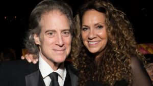 Read more about the article Late Actor Richard Lewis' Wife Thanks Supporters, Fans After His Death