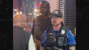 Read more about the article Shaquille O'Neal Surrounded by Nashville Cops During DJ Gig