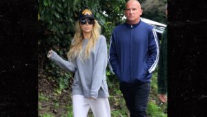 Read more about the article Tish Cyrus and Dominic Purcell Take Casual Stroll, Mum On Noah Rumor