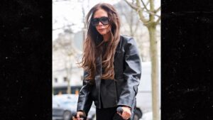 Read more about the article Victoria Beckham Forced to Use Crutches During Paris Fashion Week