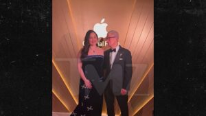 Read more about the article Lily Gladstone's Oscars Glam Team Makes Apple CEO Tim Cook Wait for Photo