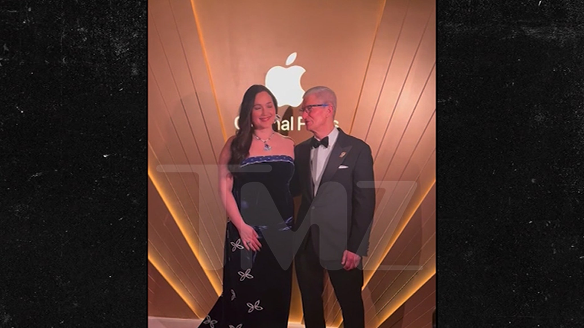 You are currently viewing Lily Gladstone's Oscars Glam Team Makes Apple CEO Tim Cook Wait for Photo