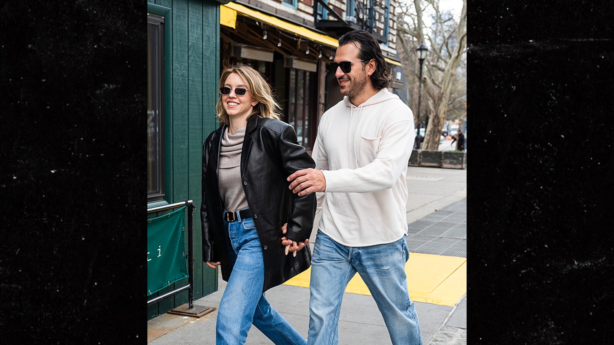 You are currently viewing Sydney Sweeney se ve muy feliz con su prometido Jonathan Davino en Nueva York