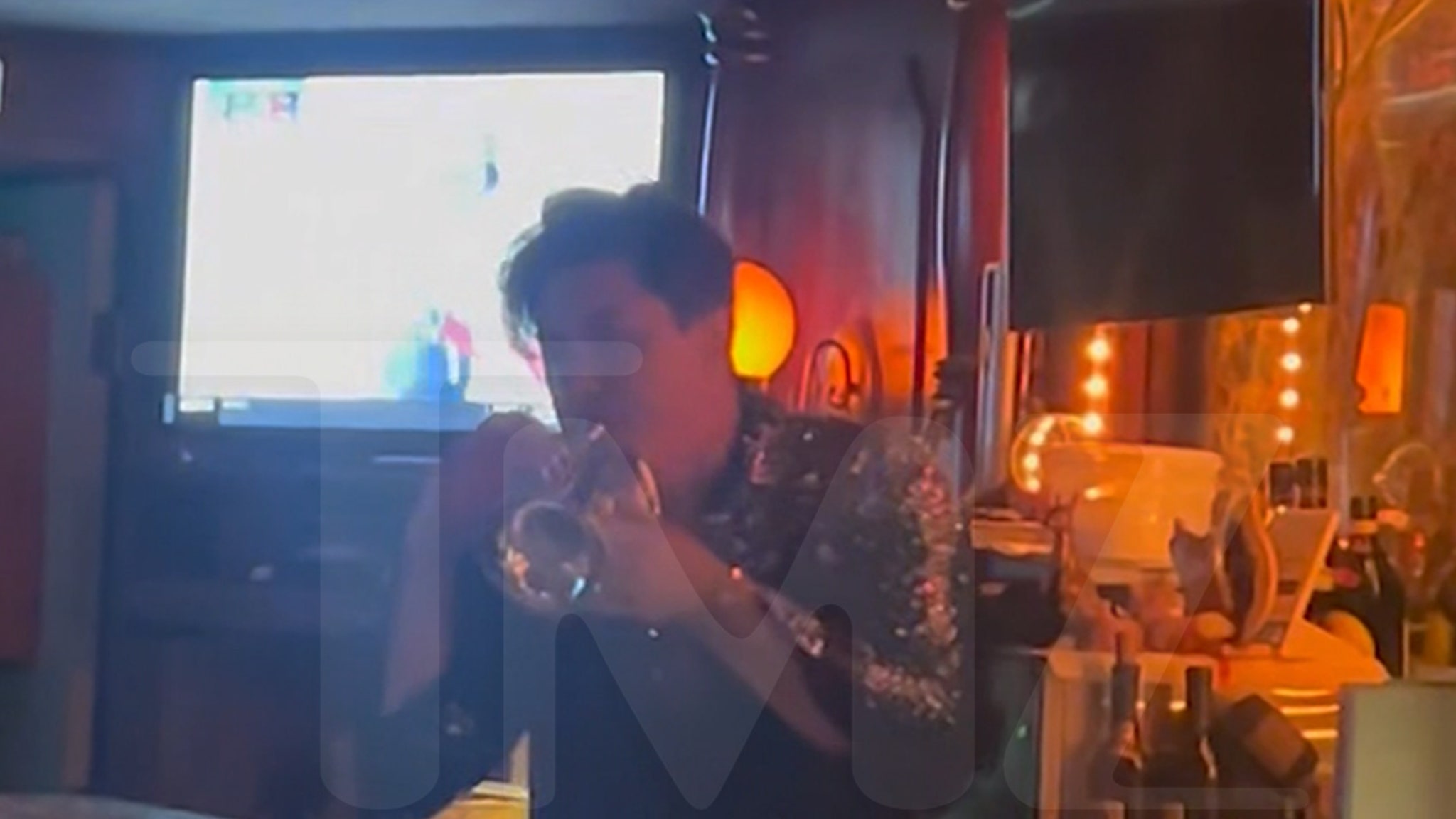 You are currently viewing Tom Sandoval Blasts 'Happy Birthday' on Trumpet at Bar