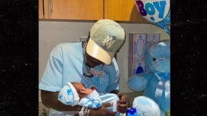 Read more about the article Kodak Black Names Son 'Prince Kapri,' Wore Matching Outfits in Delivery Room