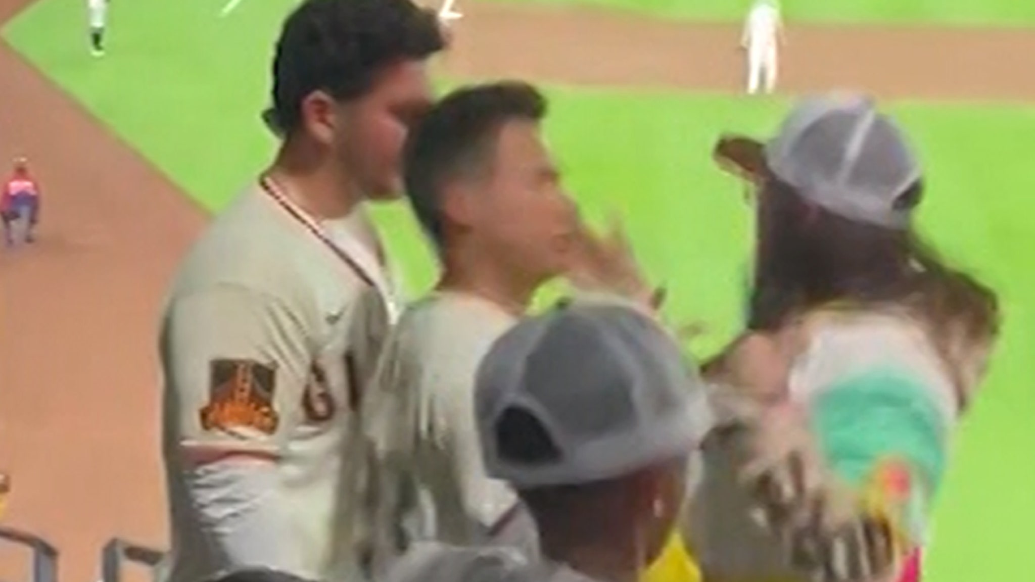 You are currently viewing SF Giants and SD Padres Fans Get Into Nasty Fight During Game, Video